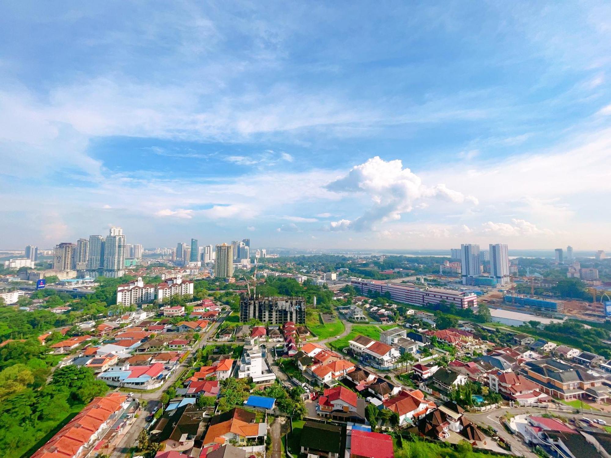 Monic Staycation #pinnacle Tower At Jb Centre